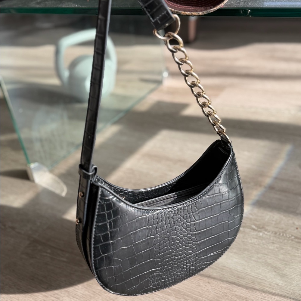 Elegant Black Croc-Embossed Shoulder Bag